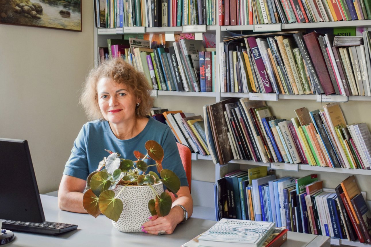 BIBLIOTEKOS ŽMONĖS: nuo praeities lobynų iki akį traukiančių gėlių kompozicijų – Vitalija Pankienė